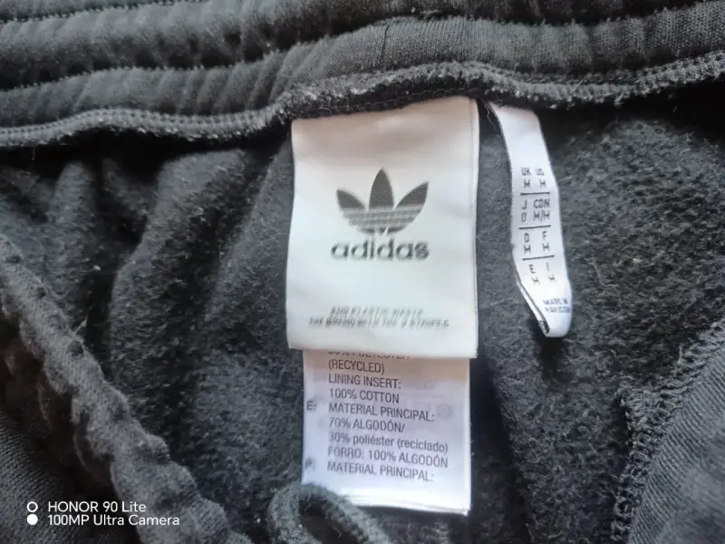 Pantalones deportivos negros Adidas con diseño gráfico - 1