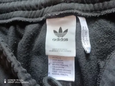 Pantalones deportivos negros Adidas con diseño gráfico - miniatura 1