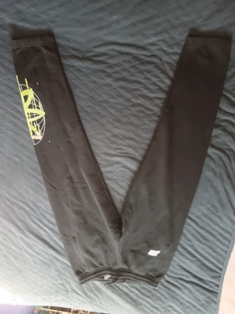 Pantalones deportivos negros Adidas con diseño gráfico - 2