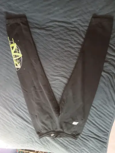 Pantalones deportivos negros Adidas con diseño gráfico - miniatura 2