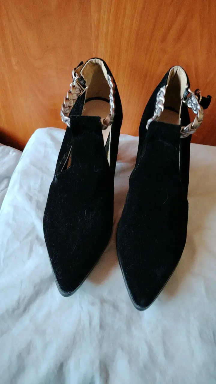 Zapatos de tacón negro con cadena metálica - 1