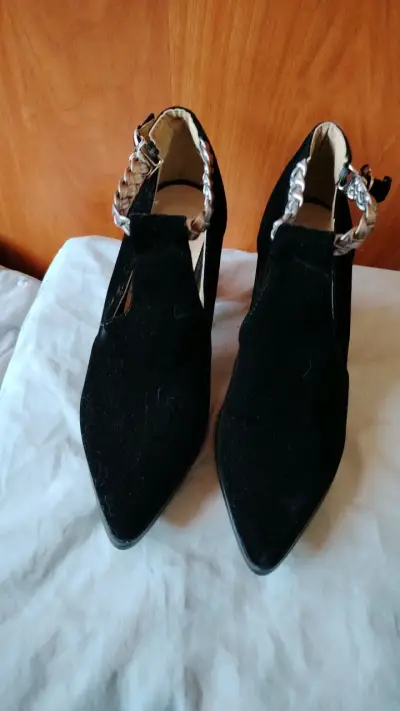 Zapatos de tacón negro con cadena metálica - miniatura 1