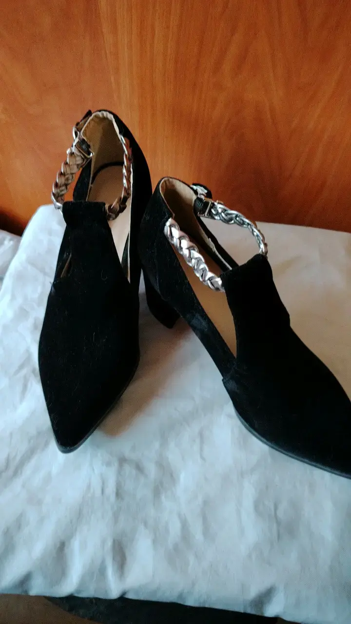 Zapatos de tacón negro con cadena metálica - 2