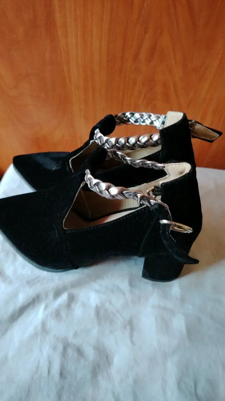 Zapatos de tacón negro con cadena metálica - 3
