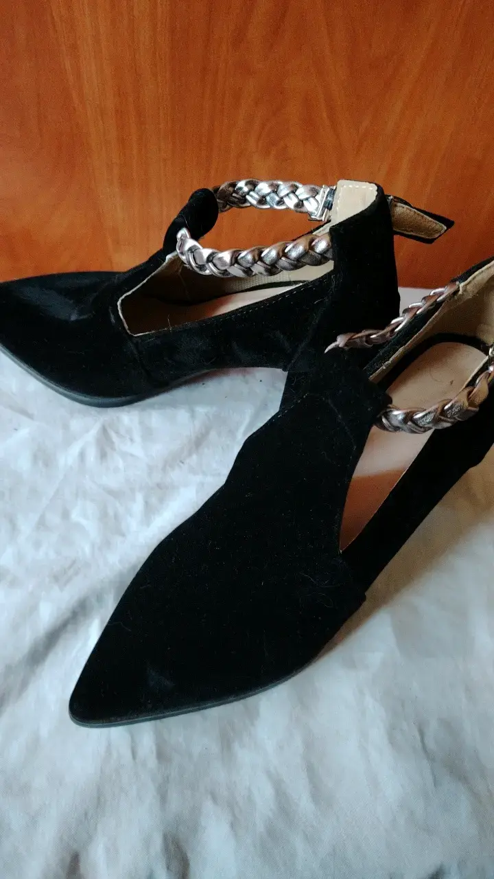 Zapatos de tacón negro con cadena metálica - 4