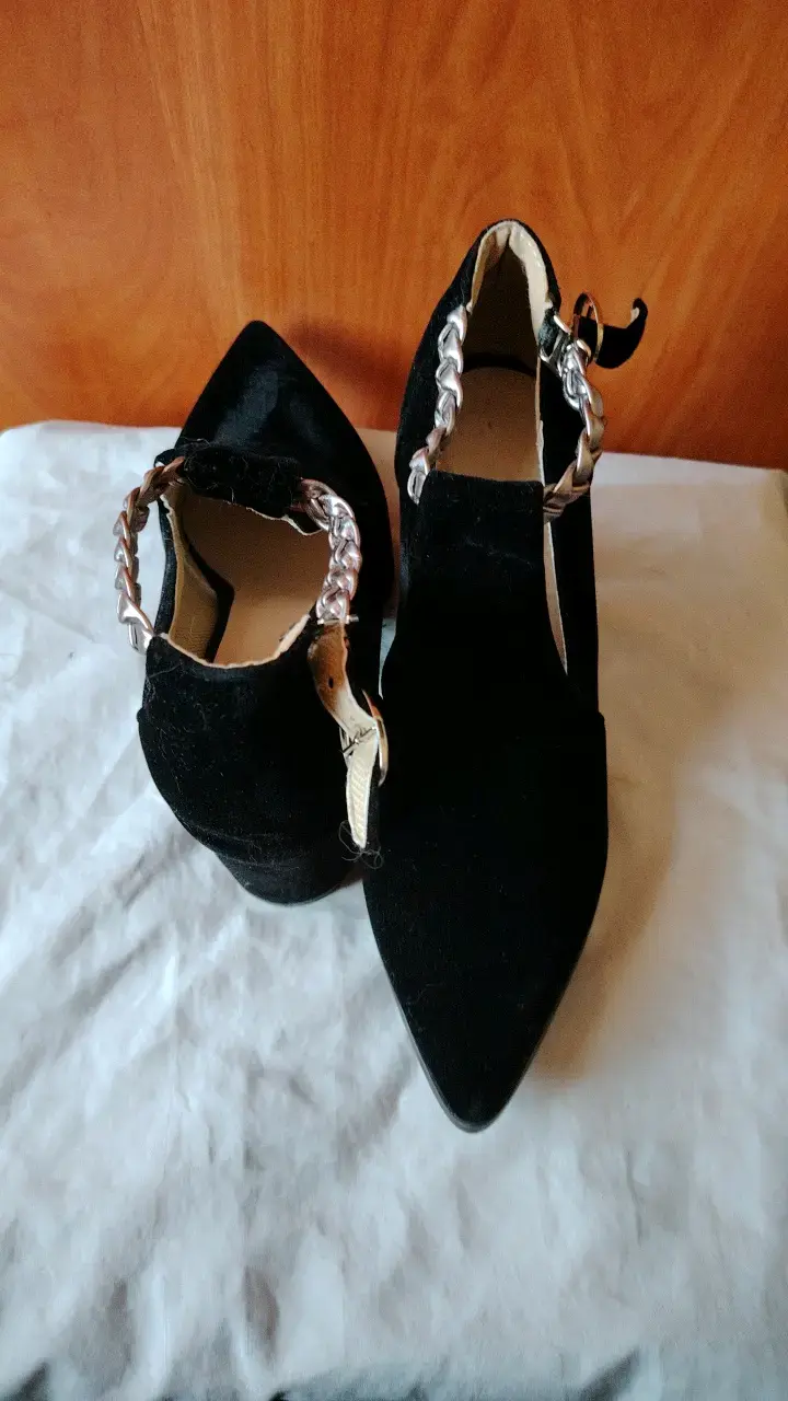 Zapatos de tacón negro con cadena metálica - 5