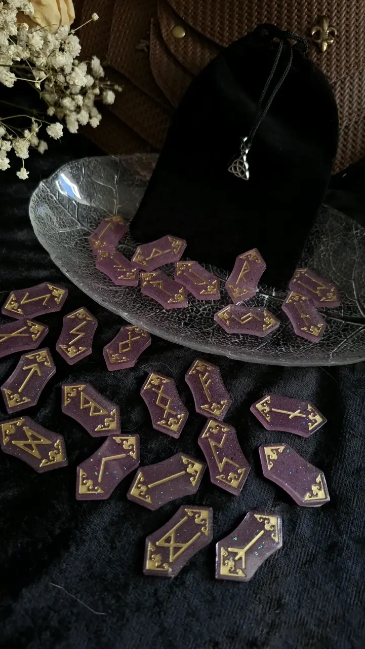 Juego de runas vikingas rosa/violeta con saquito - 1