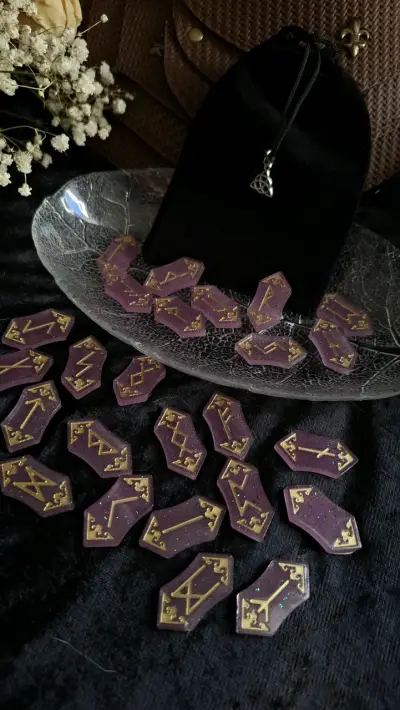 Juego de runas vikingas rosa/violeta con saquito - miniatura 1