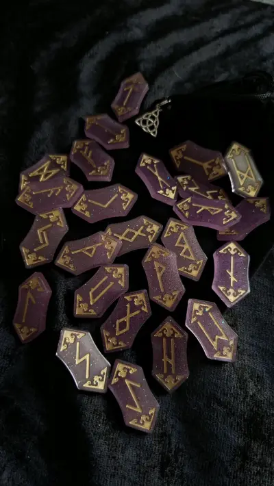 Juego de runas vikingas rosa/violeta con saquito - miniatura 2