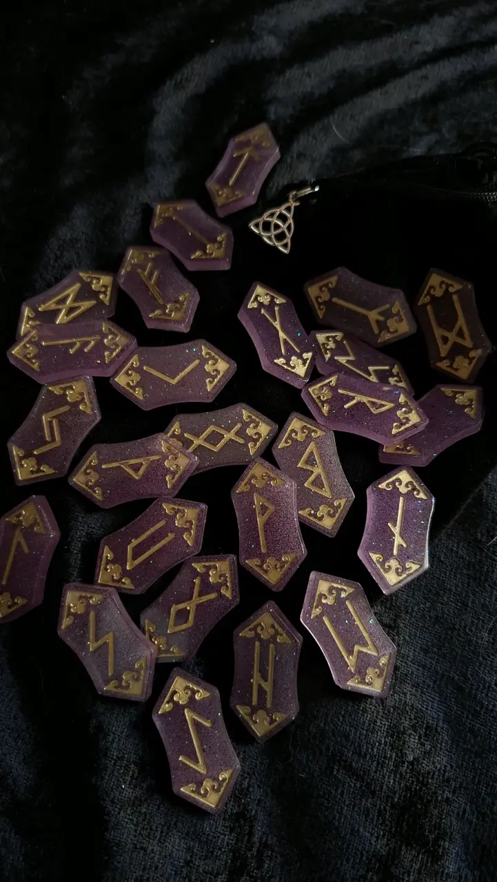 Juego de runas vikingas rosa/violeta con saquito - 3
