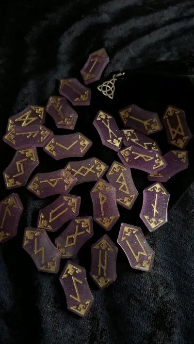 Juego de runas vikingas rosa/violeta con saquito - miniatura 3