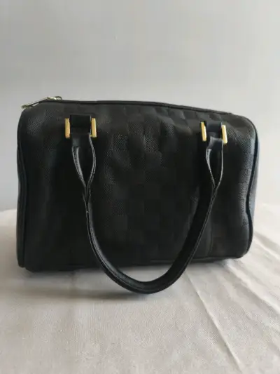 Bolso de mano negro con detalles dorados - miniatura 1