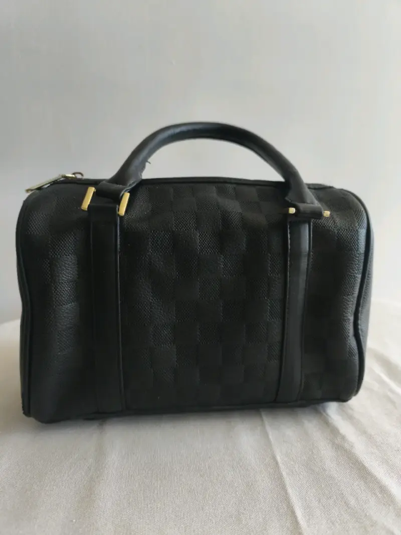 Bolso de mano negro con detalles dorados - 2