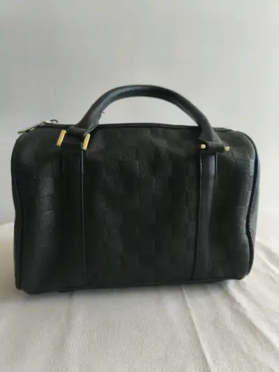 Bolso de mano negro con detalles dorados - miniatura 2