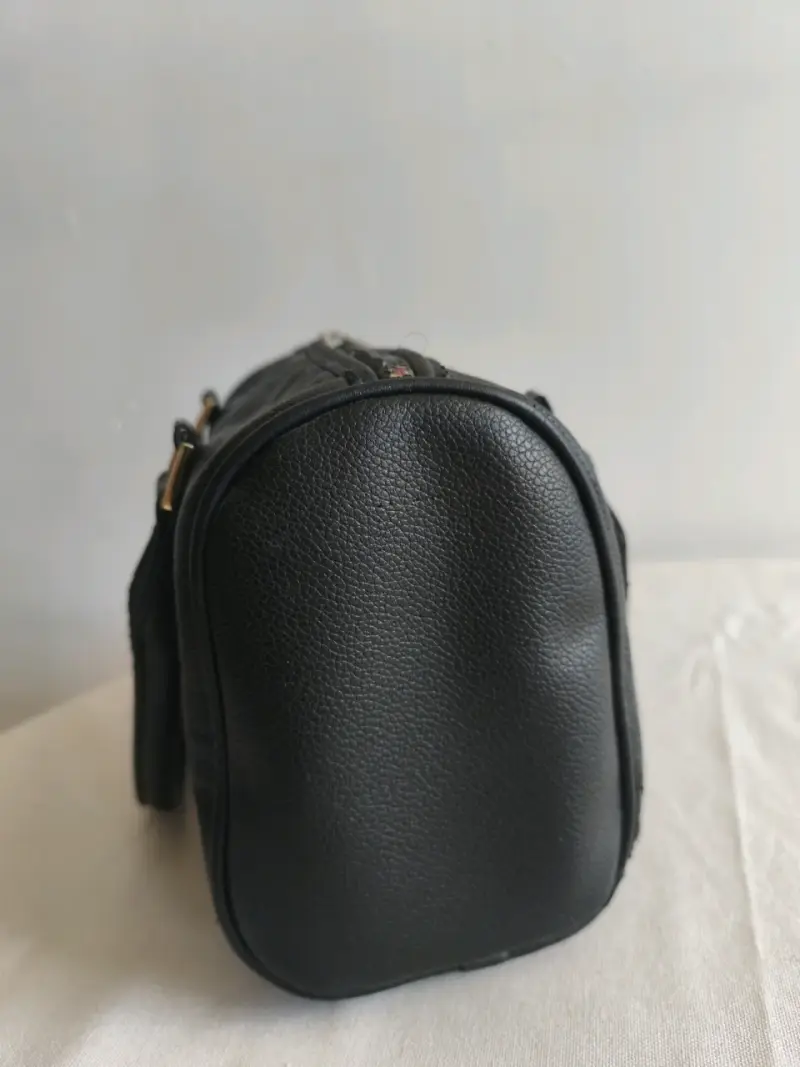 Bolso de mano negro con detalles dorados - 3