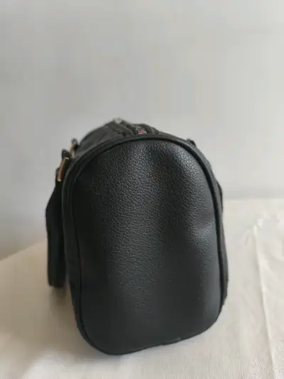 Bolso de mano negro con detalles dorados - miniatura 3
