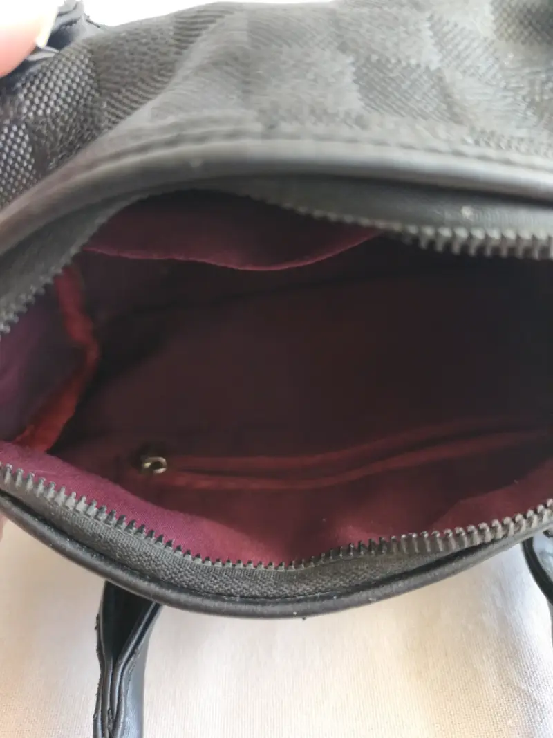 Bolso de mano negro con detalles dorados - 4