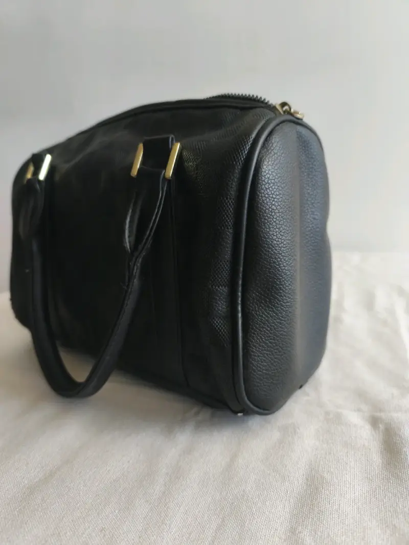 Bolso de mano negro con detalles dorados - 5