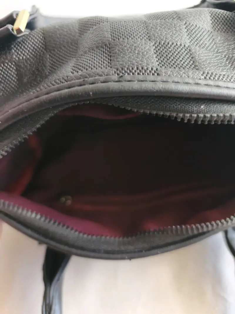 Bolso de mano negro con detalles dorados - 6