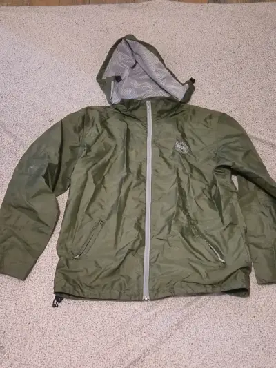 Chaqueta impermeable verde con capucha para hombre - miniatura 1