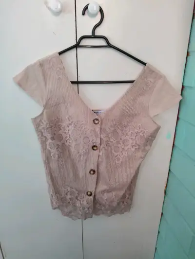 Blusa beige con encaje - miniatura 1