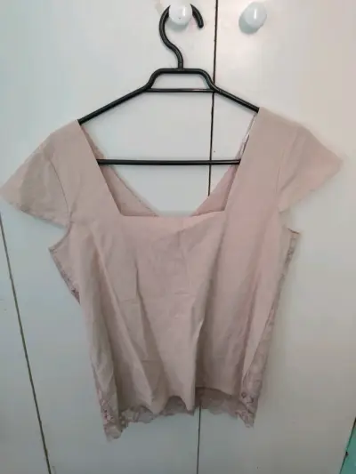Blusa beige con encaje - miniatura 2