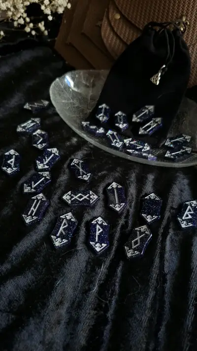 Juego de runas de resina con bolsa de terciopelo - miniatura 1