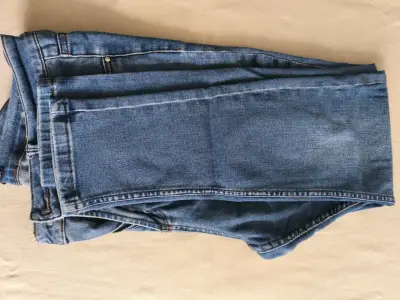 Jeans de mezclilla azul con diseño desgastado - miniatura 2