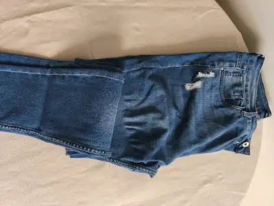 Jeans de mezclilla azul con diseño desgastado - miniatura 3