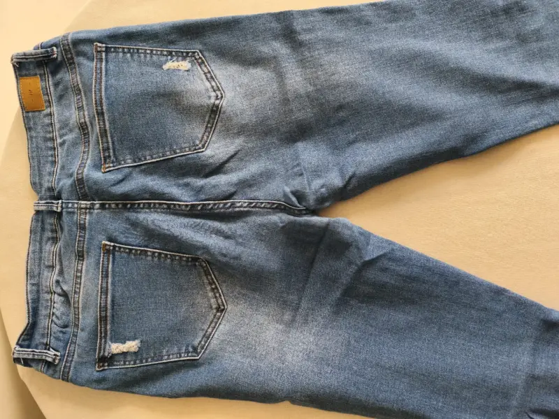 Jeans de mezclilla azul con diseño desgastado - 4