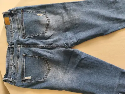 Jeans de mezclilla azul con diseño desgastado - miniatura 4