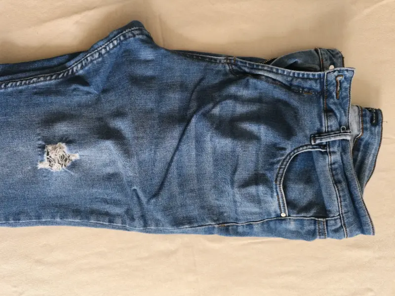 Jeans de mezclilla azul con diseño desgastado - 5