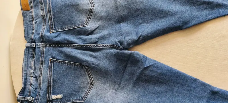 Jeans de mezclilla azul con diseño desgastado - 6