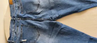 Jeans de mezclilla azul con diseño desgastado - miniatura 6