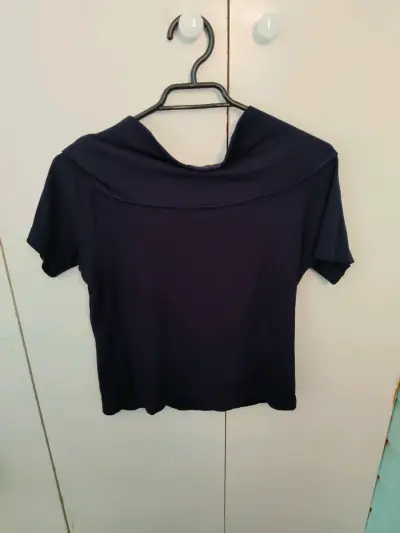 Polera azul marino con cuello amplio - miniatura 1