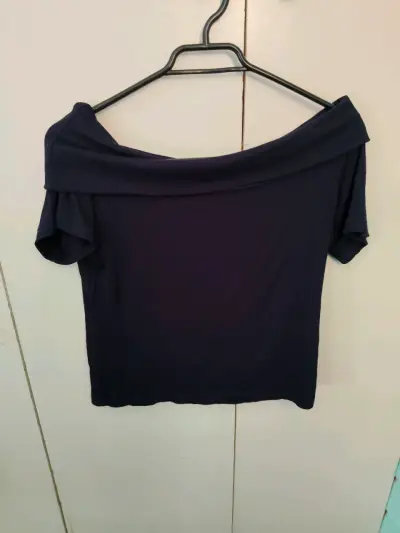 Polera azul marino con cuello amplio - miniatura 2