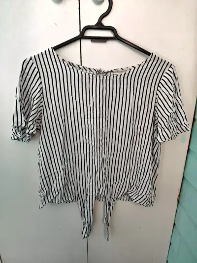 Blusa rayada blanca y negra con lazo - miniatura 1