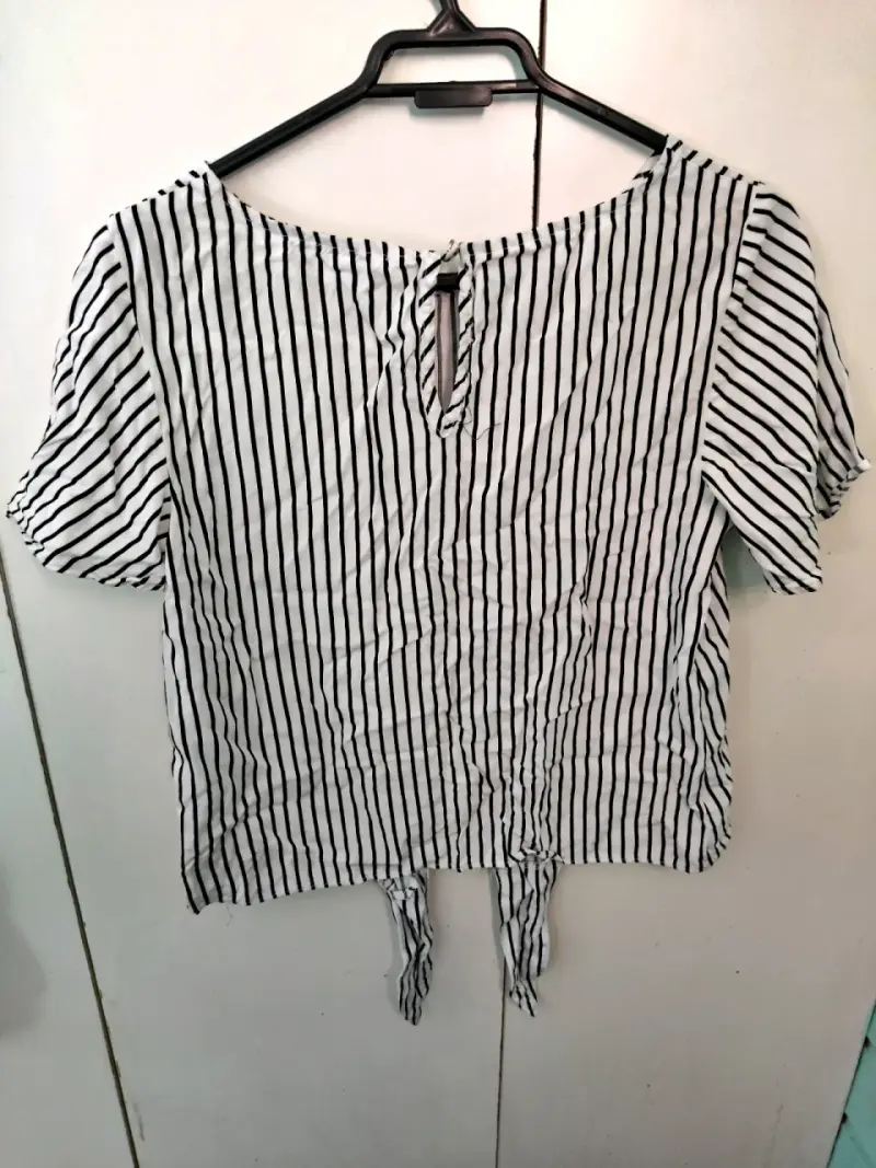 Blusa rayada blanca y negra con lazo - 2