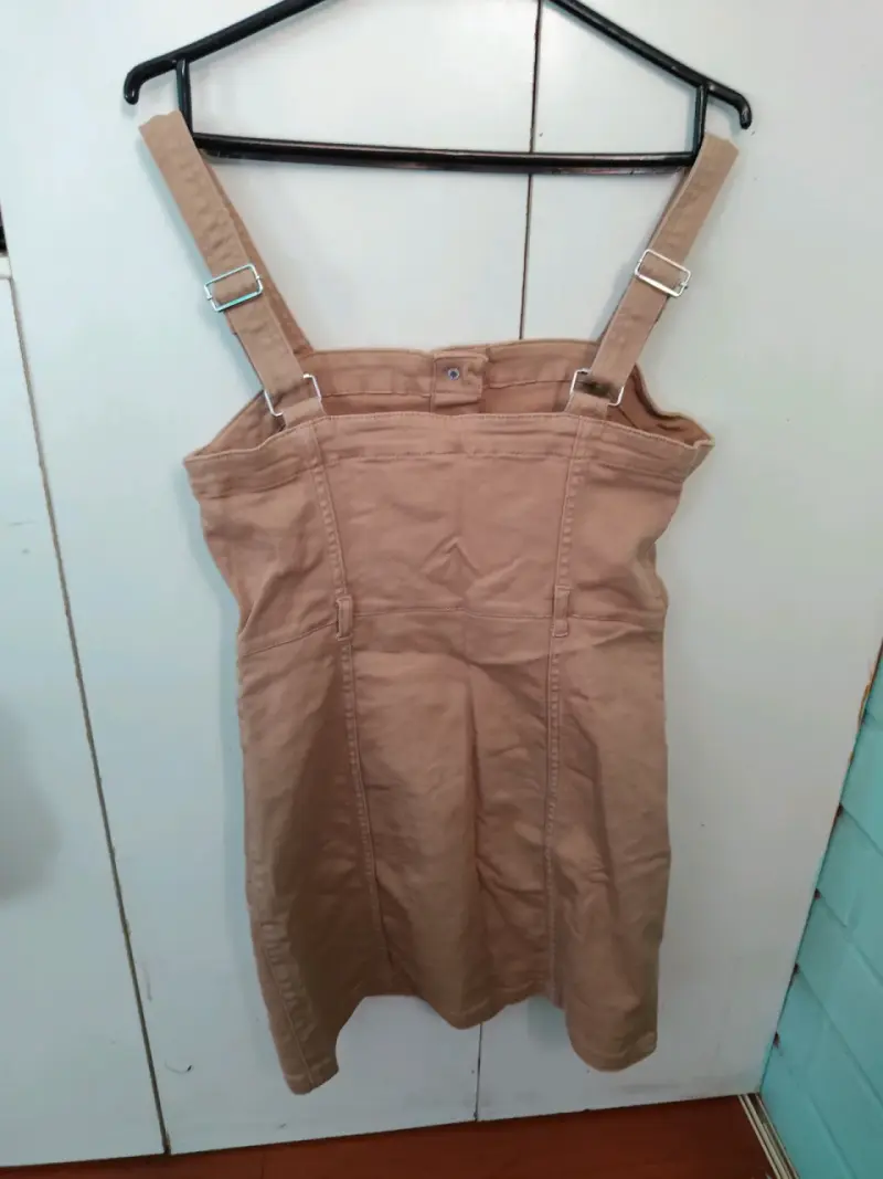 Vestido casual beige con tirantes ajustables - 2