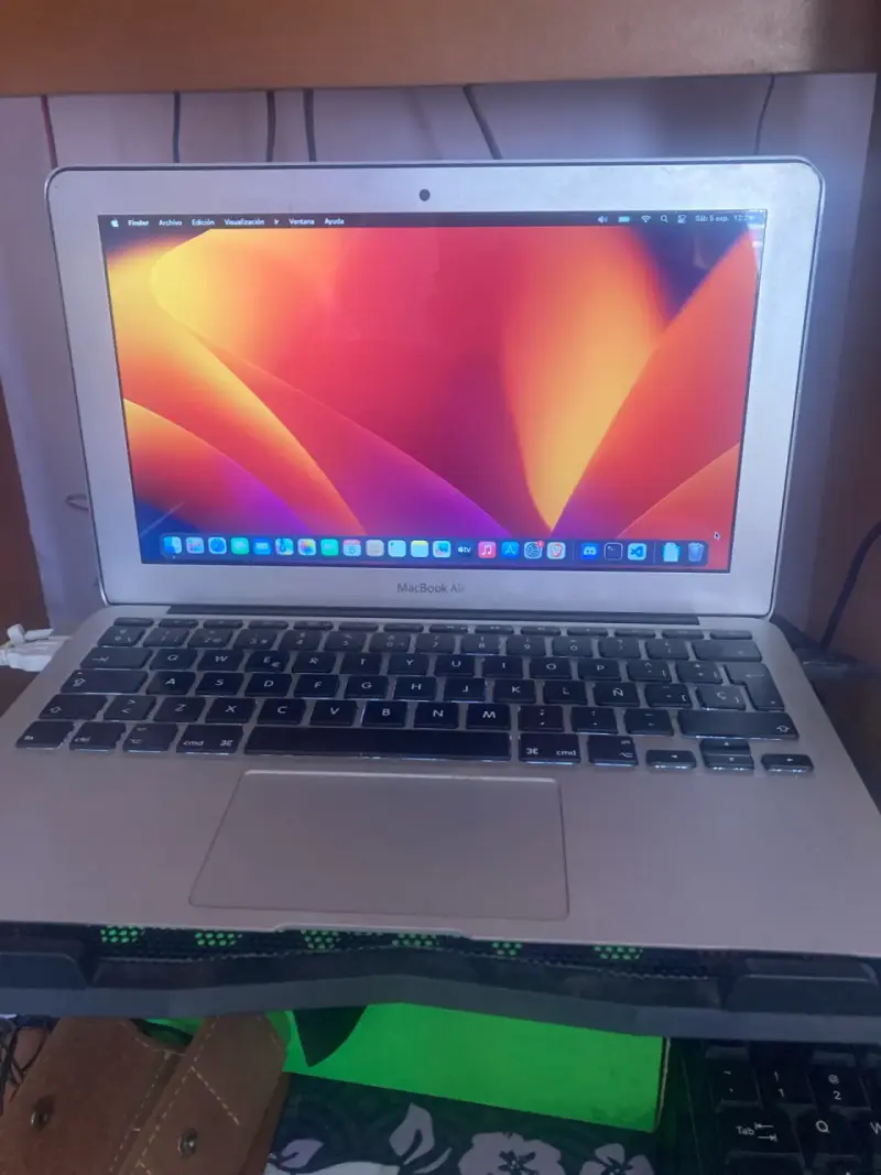 MacBook Air 11 inch 2015 con 250GB SSD y 4GB RAM - 1