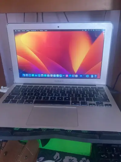 MacBook Air 11 inch 2015 con 250GB SSD y 4GB RAM - miniatura 1