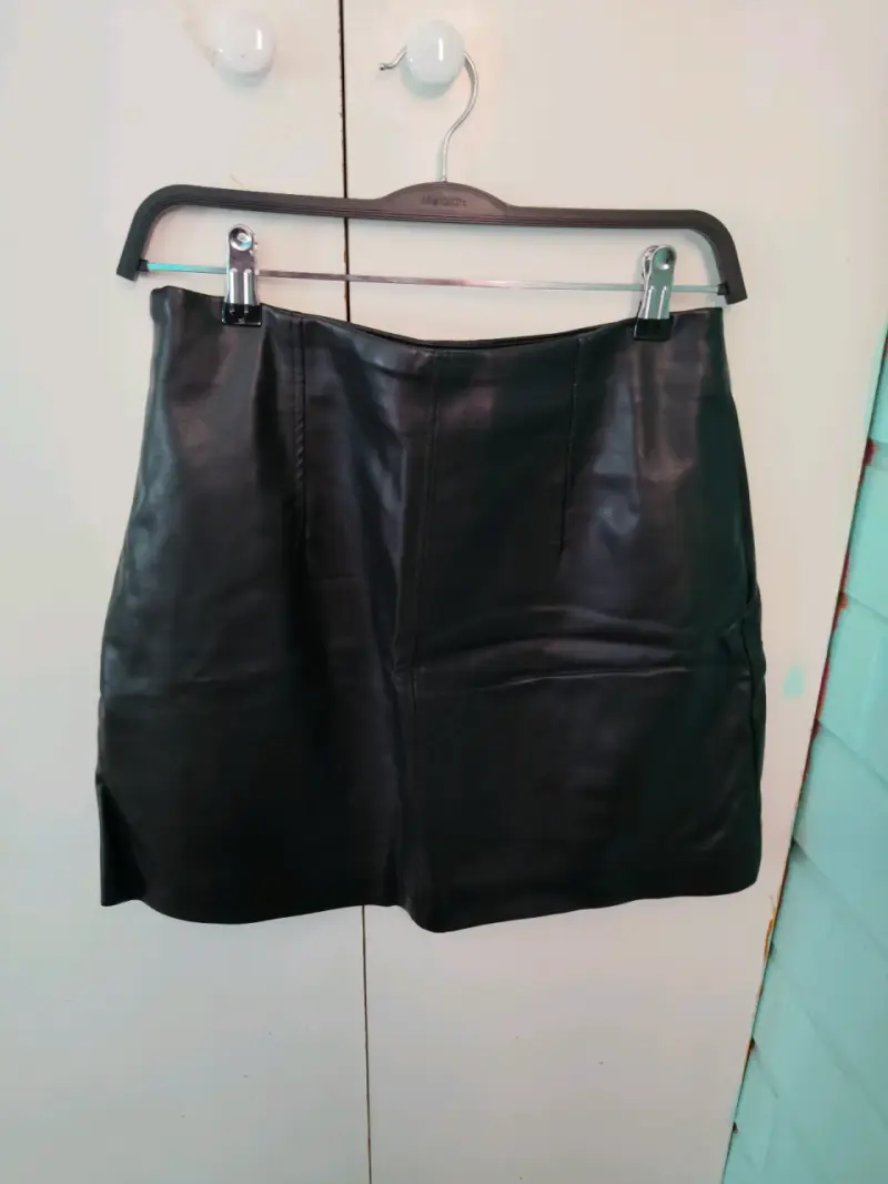 Falda corta de cuero negra - 2