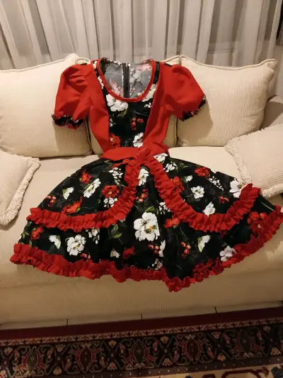 Vestido de baile folclórico rojo y negro con flores - miniatura 1