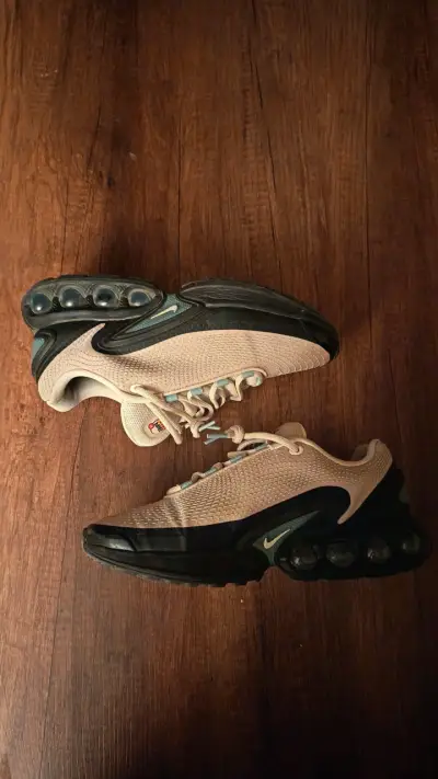 Zapatillas deportivas Nike Air Max beige y negro - miniatura 1