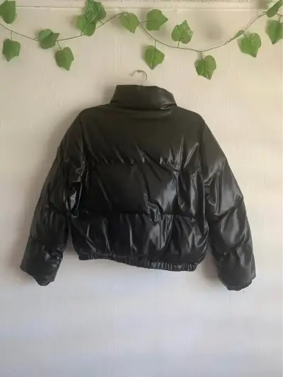 Chaqueta acolchada negra para invierno - miniatura 2