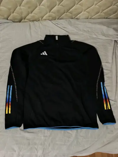 Polerón deportivo negro con diseño colorido - miniatura 1