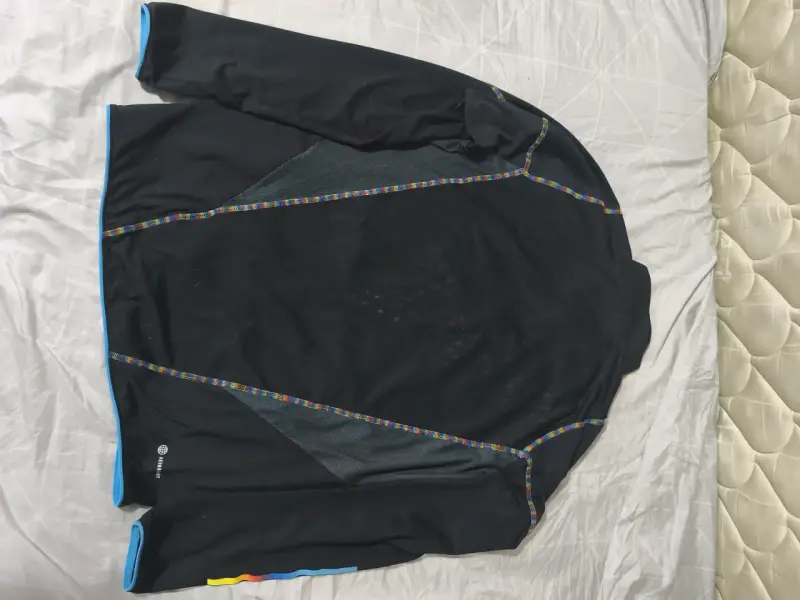 Polerón deportivo negro con diseño colorido - 2