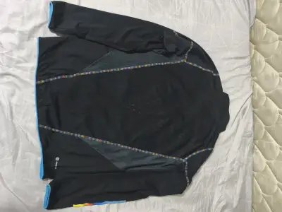 Polerón deportivo negro con diseño colorido - miniatura 2