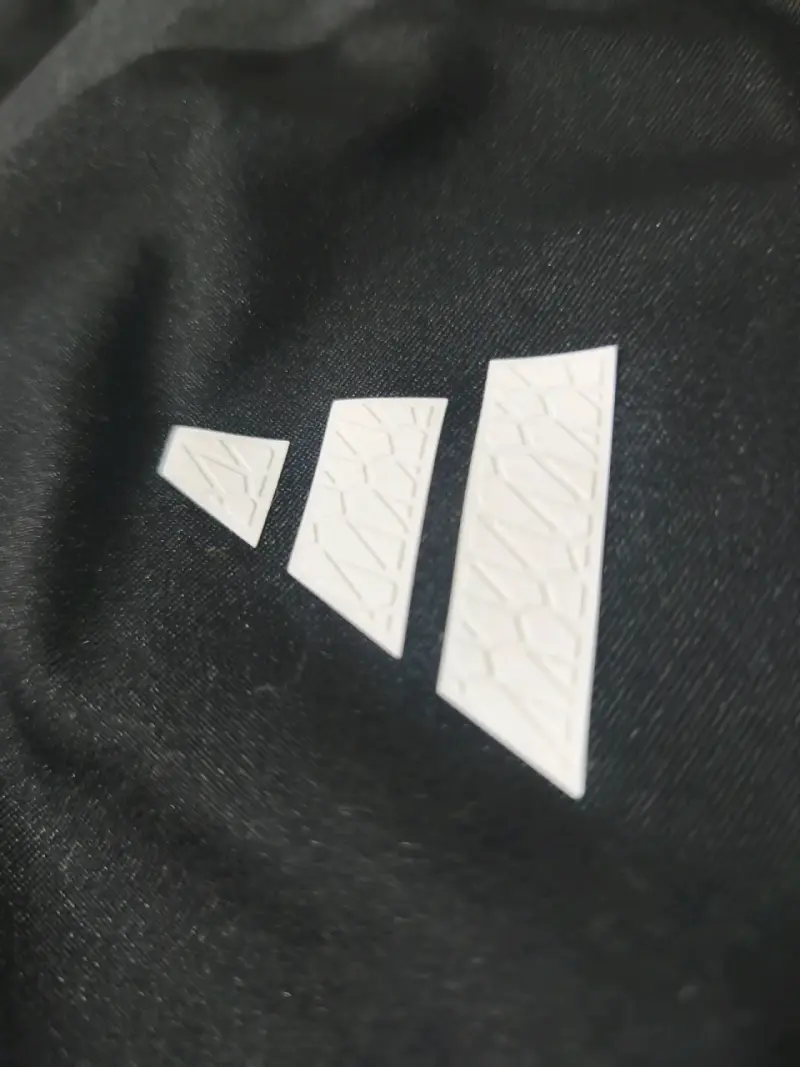 Polerón deportivo negro con diseño colorido - 3