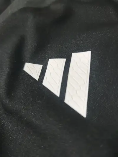 Polerón deportivo negro con diseño colorido - miniatura 3